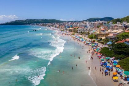 ‘caribe-de-sc’-tem-fluxo-de-turistas-80-vezes-maior-que-a-populacao-e-atrai-setor-imobiliario-de-alto-padrao