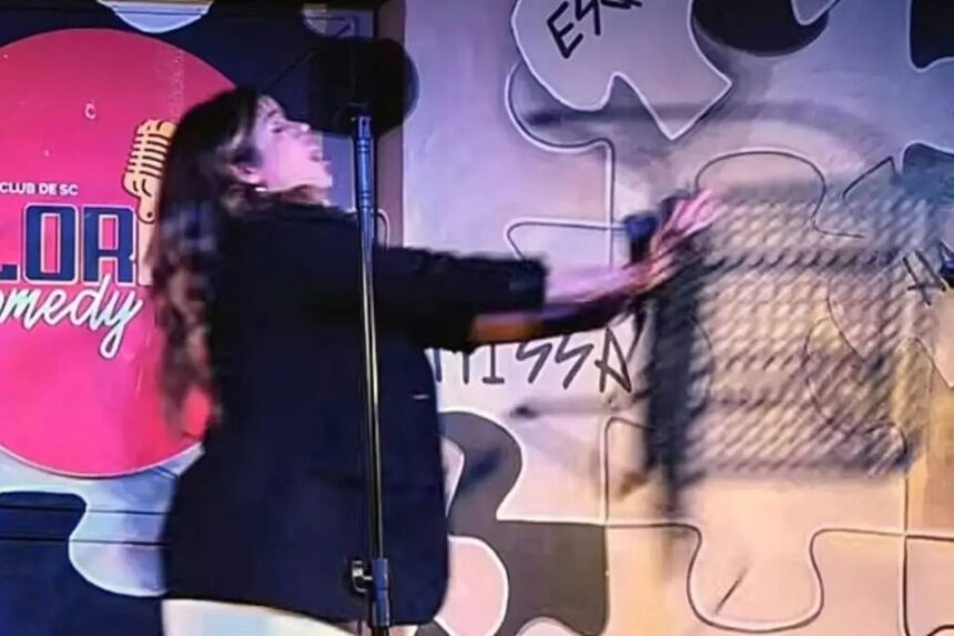 humorista-recebe-cadeirada-durante-show-de-stand-up-em-sc-–-drops-de-jogos