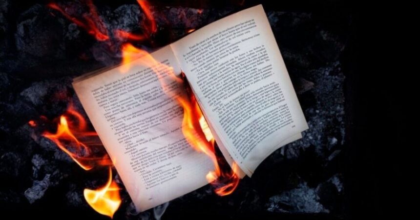 fascismo-em-rede:-por-que-o-conhecimento-se-tornou-alvo-de-ataques?-–-drops-de-jogos