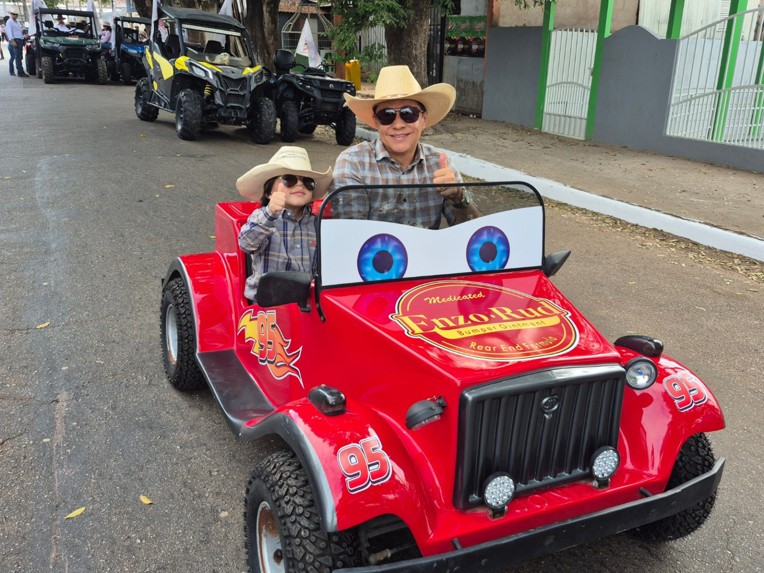 pai-monta-veiculo-para-levar-filho-a-1a-cavalgada-da-expoacre-|-g1