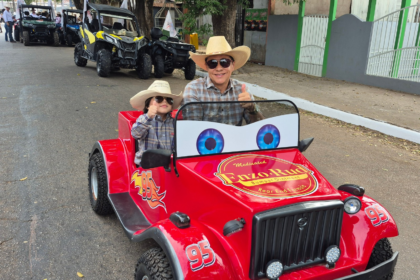 pai-monta-veiculo-para-levar-filho-a-1a-cavalgada-da-expoacre-|-g1