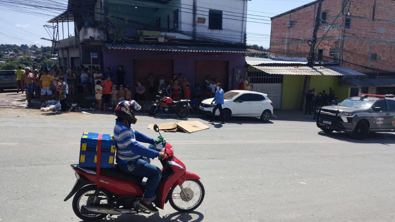 motociclista-morre-em-manaus-apos-bater-em-carro-e-cair-sob-cacamba-|-g1