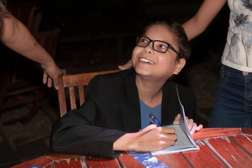 jovem-do-ceara-com-sindrome-grave-realiza-sonho-de-ser-escritor-e-lanca-o-primeiro-livro-ao-sair-de-uti;-historia-sensibilizou-editora-no-rj-|-g1