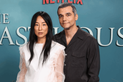 wagner-moura-posa-ao-lado-de-greta-lee-em-pre-estreia-de-“a-ultima-casa”-|-cnn-brasil