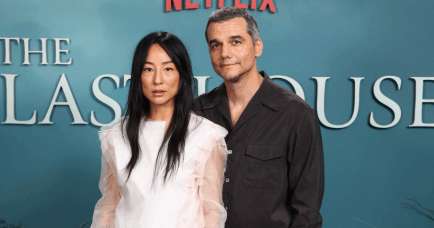 wagner-moura-posa-ao-lado-de-greta-lee-em-pre-estreia-de-“a-ultima-casa”-|-cnn-brasil