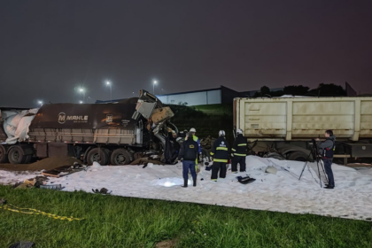 duas-pessoas-morrem-em-grave-acidente-entre-caminhoes-e-carro-no-pr-|-g1