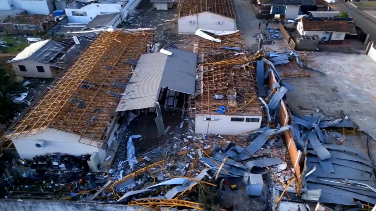 alunos-voltam-a-colegio-reconstruido-oito-meses-apos-tornado-que-devastou-90%-de-cidade-do-parana-|-g1