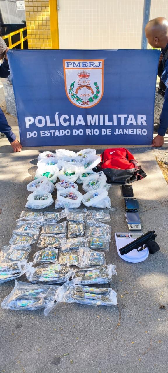 foragido-e-preso-com-drogas-e-replica-de-pistola-em-cabo-frio-|-g1