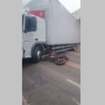acidente-entre-moto-e-caminhao-deixa-uma-mulher-ferida-em-itaperuna-|-g1