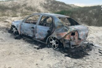 corpo-carbonizado-e-achado-dentro-de-carro-incendiado-em-praia-do-rs-|-g1