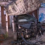 carro-bate-em-poste,-invade-casa-e-uma-mulher-fica-ferida-em-canoas-|-g1