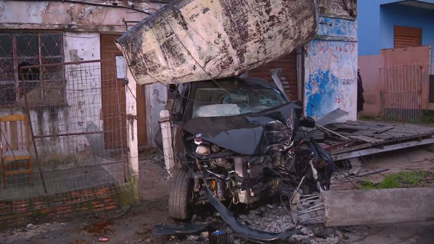 carro-bate-em-poste,-invade-casa-e-uma-mulher-fica-ferida-em-canoas-|-g1